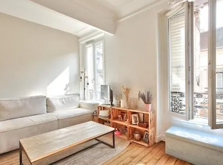 Typical Parisian Flat In Montmartre Appartement