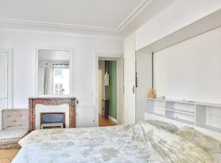 Typical Parisian Flat In Montmartre París
