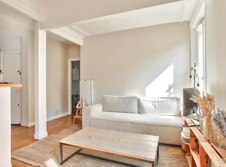 Typical Parisian Flat In Montmartre דירה *
